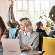 Twee collega's met een laptop werken samen met Microsoft Modern Workplace